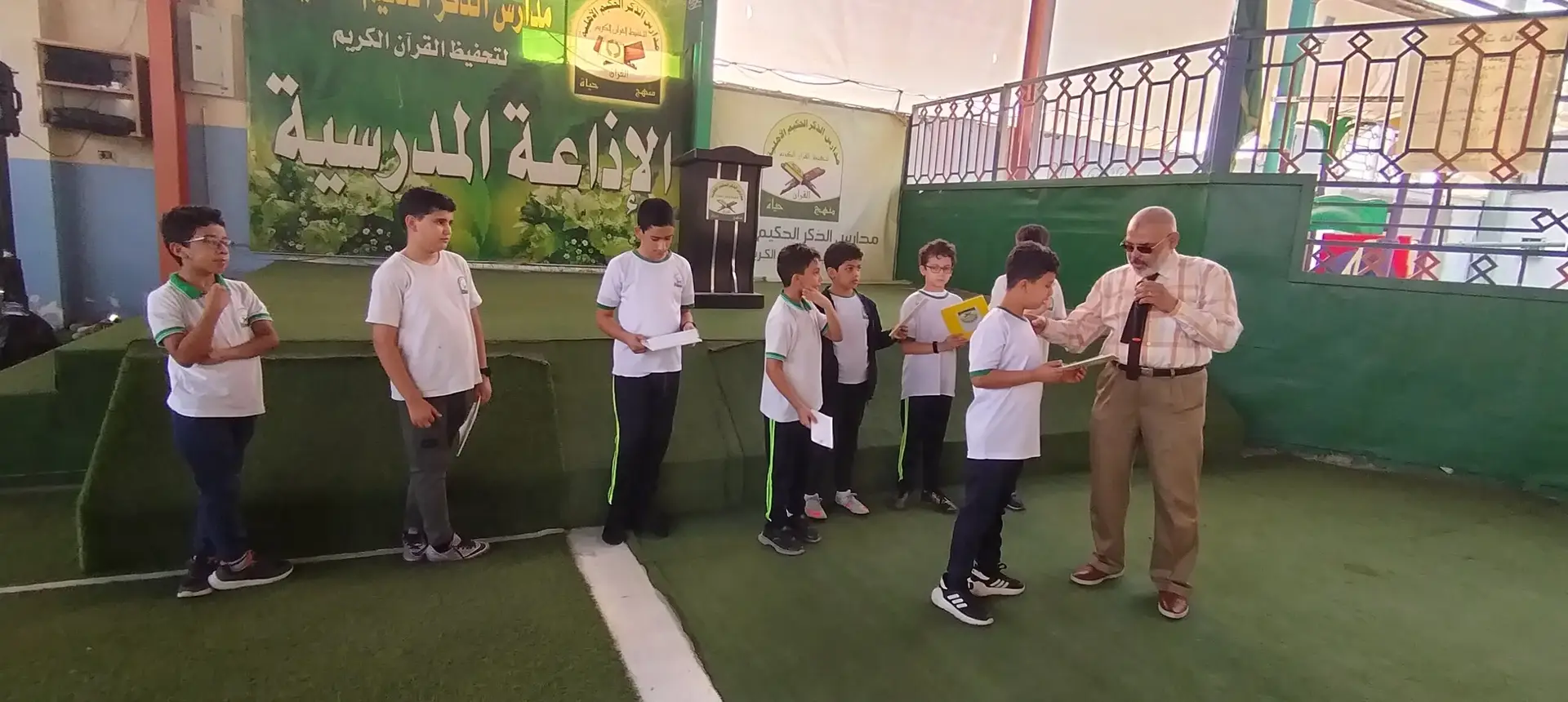 طلاب مدرسة الذكر الحكيم الأهلية يشاركون في الإذاعة المدرسية الصباحية بالفناء