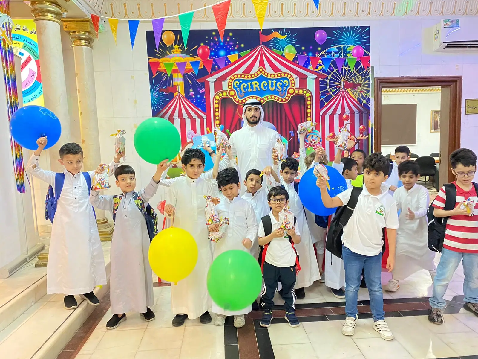 طلاب مدرسة الذكر الحكيم الأهلية في فعالية برنامج الأسبوع التمهيدي